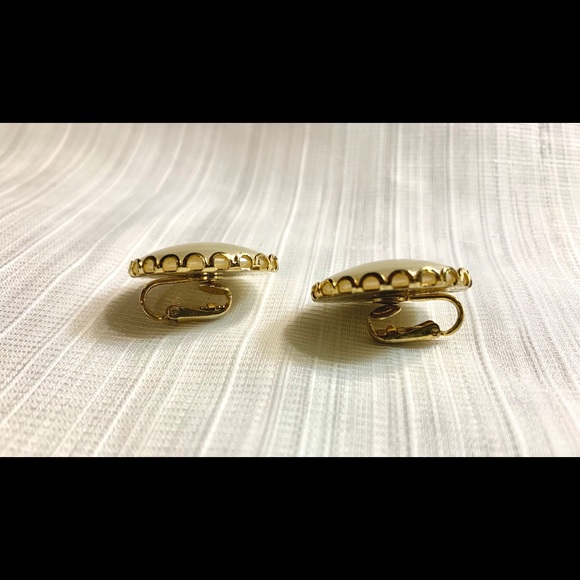 Vintage Mother of Pearl Disc Clip-on Earrings - Picture 2 of 8
